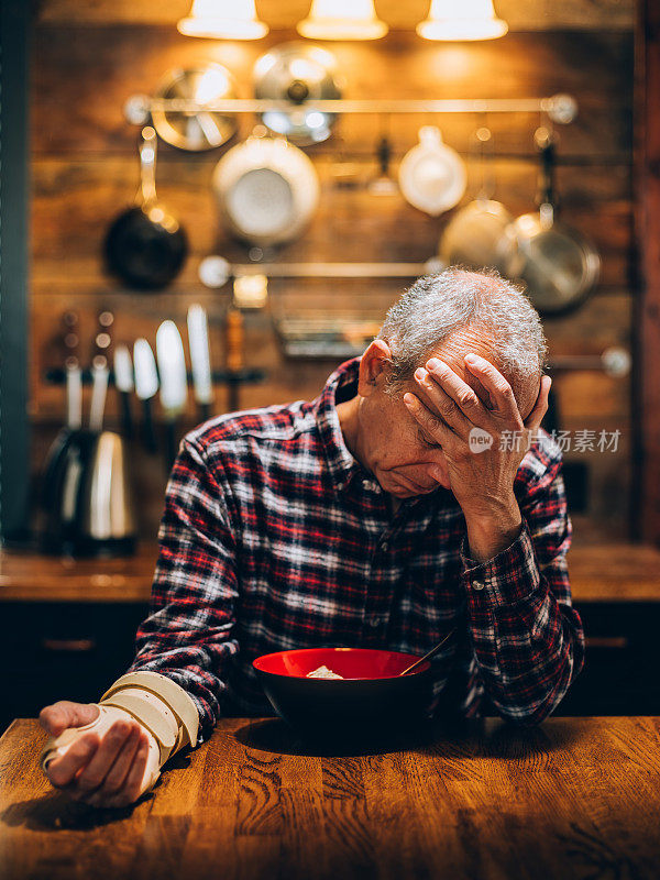 手腕痛的成熟男人