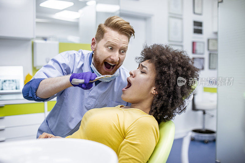 吓坏了的病人正在被牙医拔牙