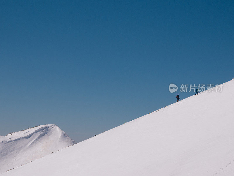 登山队员正在向这座高海拔山脉的顶峰攀登