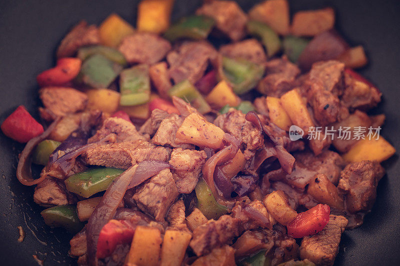 上釉猪肉配蔬菜和水果，特写