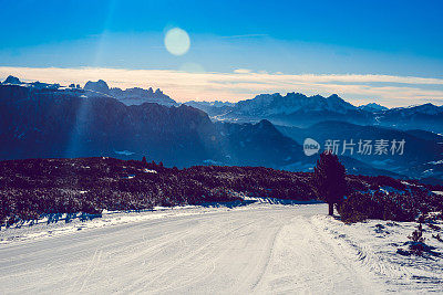 意大利阿尔卑斯山的滑雪斜坡