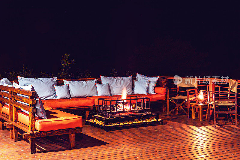 木制户外家具和壁炉在一个豪华度假村的甲板在非洲