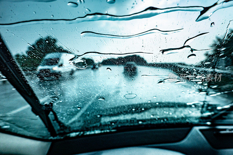 下着大雨的高速公路上的雨刷还好吗?