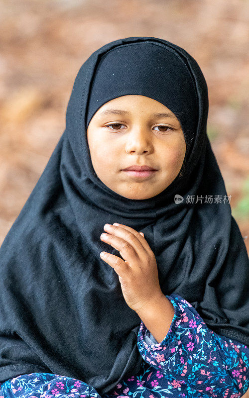 第一天上学的穆斯林小女孩