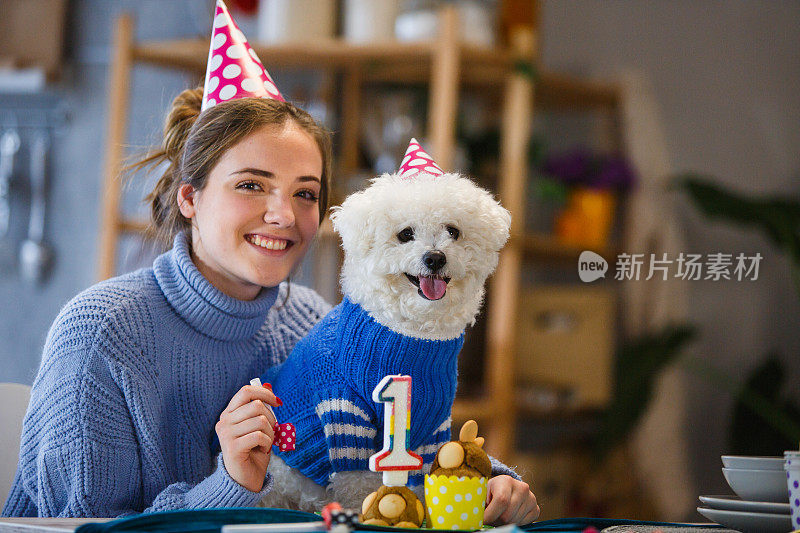 女人和狗一起庆祝生日