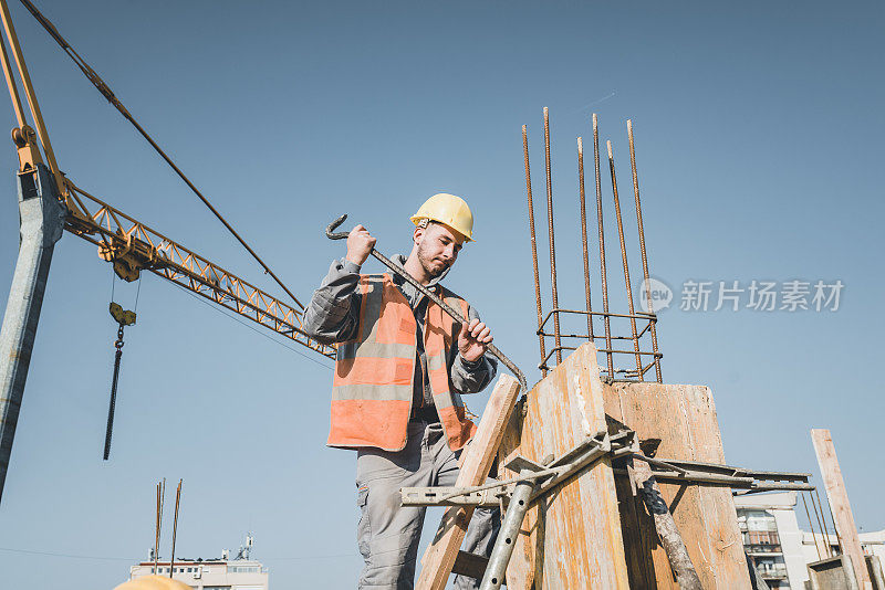 建筑工人正在建筑工地的屋顶上工作