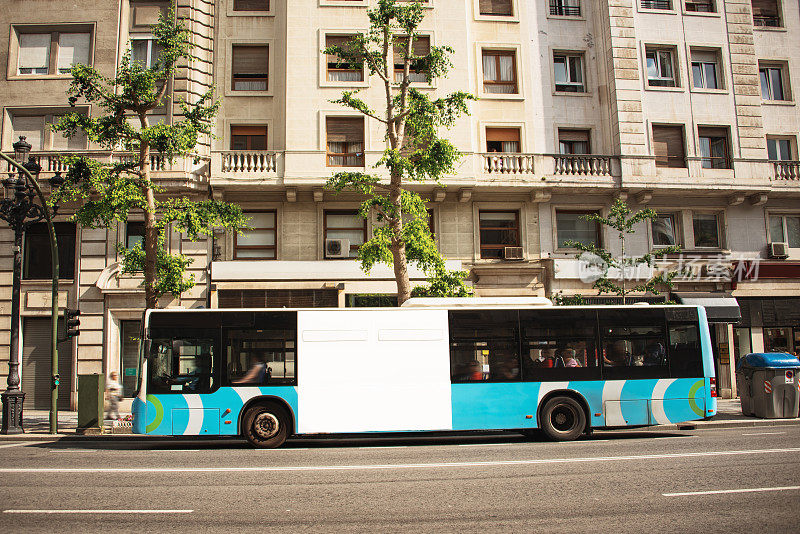 有空白广告空间的城市公交车