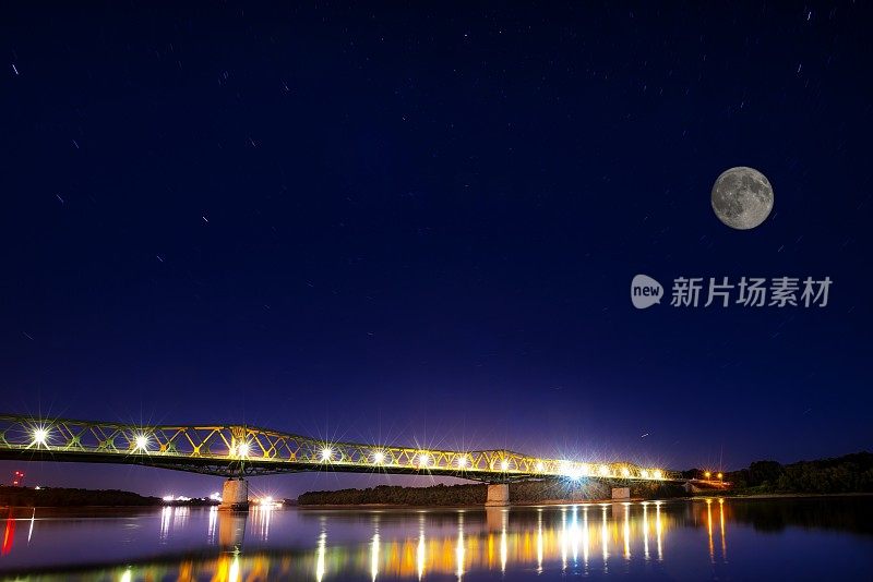 河上的桥在满月的夜晚