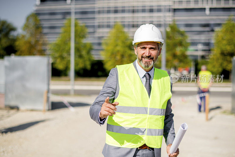 高级建筑师与哈姆雷特在工地