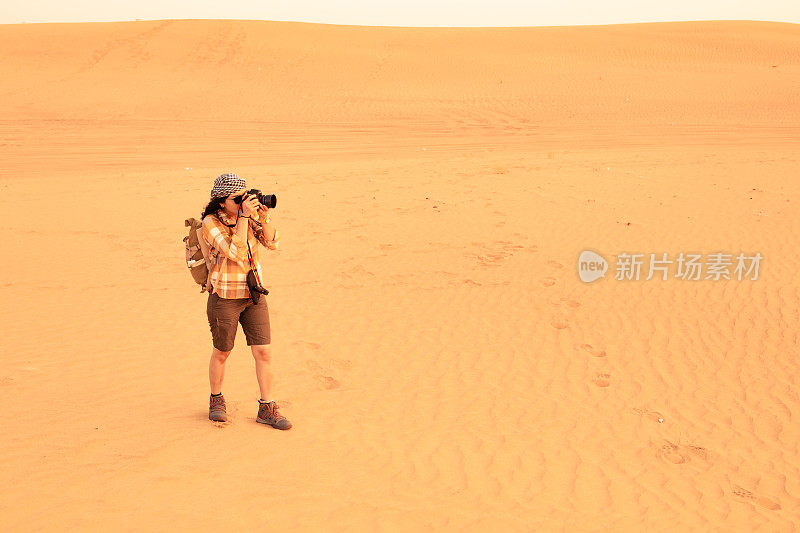 亚洲女人在沙漠旅行