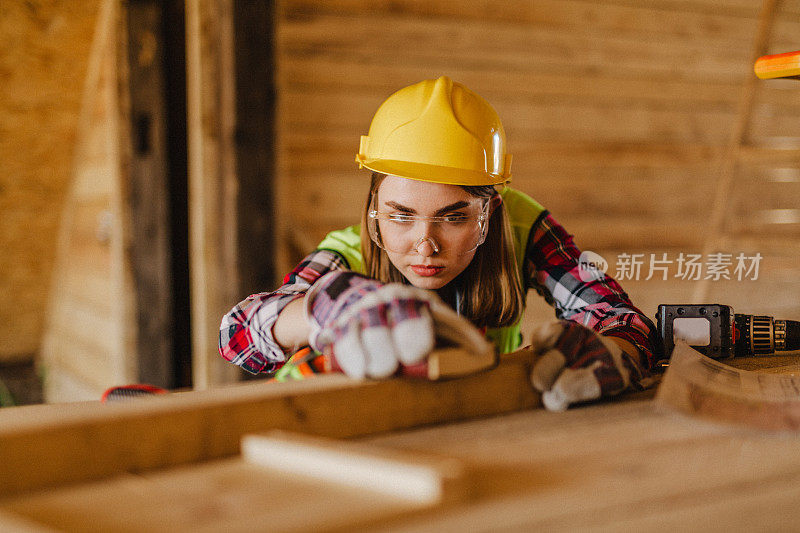 在建筑工地工作的蓝领妇女