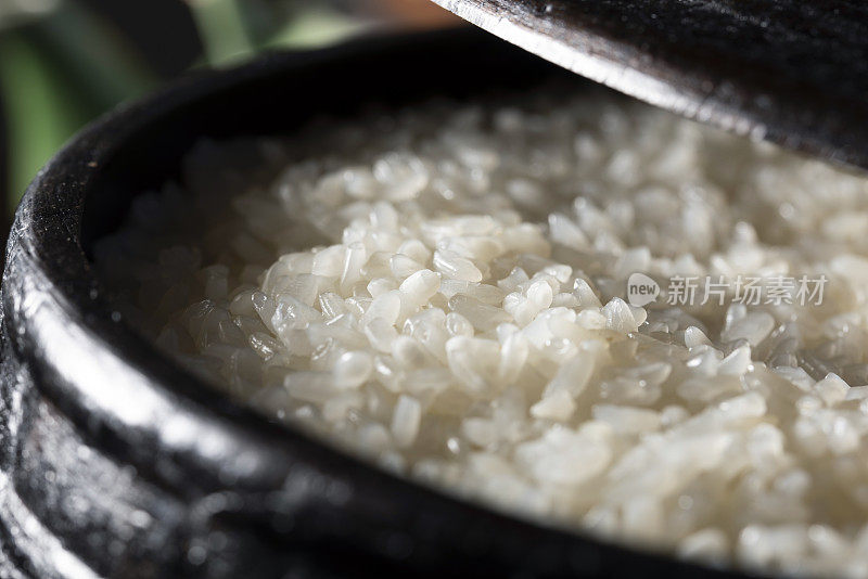 在铸铁锅里煮白米