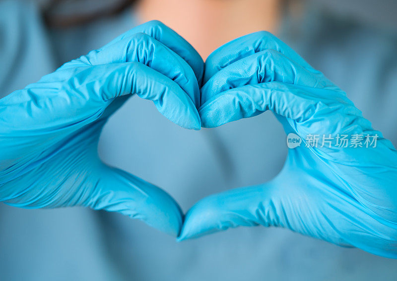 医生用手做心脏形状