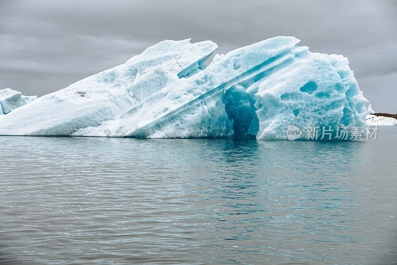 Jokulsarlon冰川湖的漂浮冰山