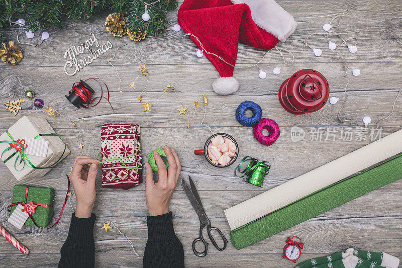 为圣诞节做准备。背景与礼物，盒子，袜子和装饰品