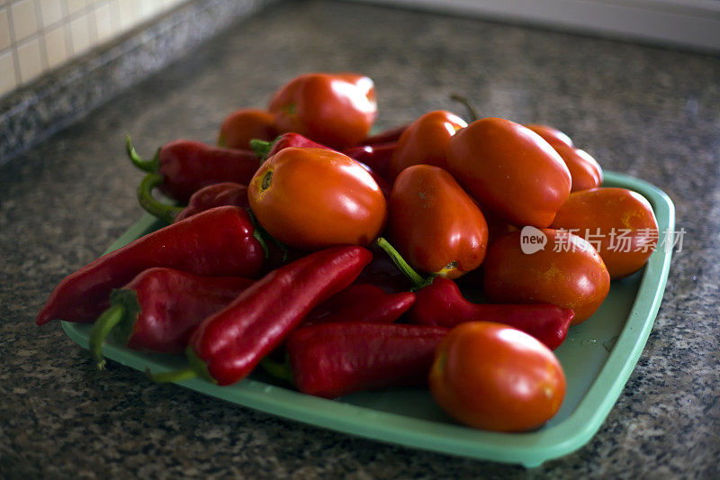 红色水果:西红柿和红辣椒