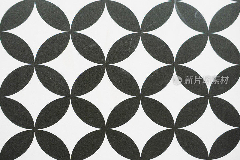 黑白图案的现代瓷砖墙