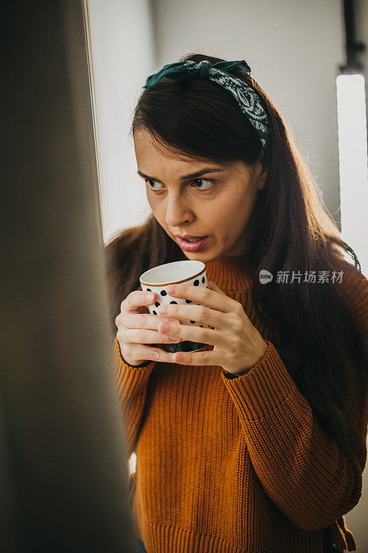 那位年轻女士正在家里喝早茶