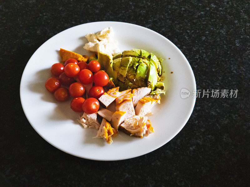 简单但健康的一餐，烟熏鸡肉，樱桃番茄和鳄梨加蛋黄酱和酱油