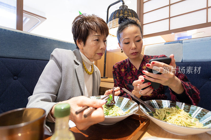 日本女性享受美食