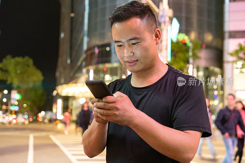 亚洲人在夜间通讯