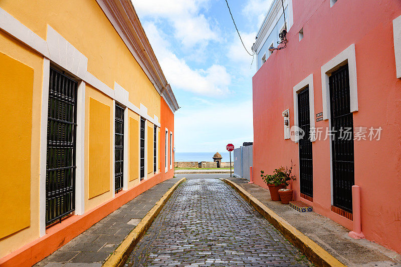 波多黎各圣胡安老城帝国大街上五颜六色的建筑