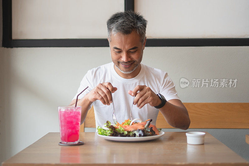 年轻快乐的男人享受着健康的饮食