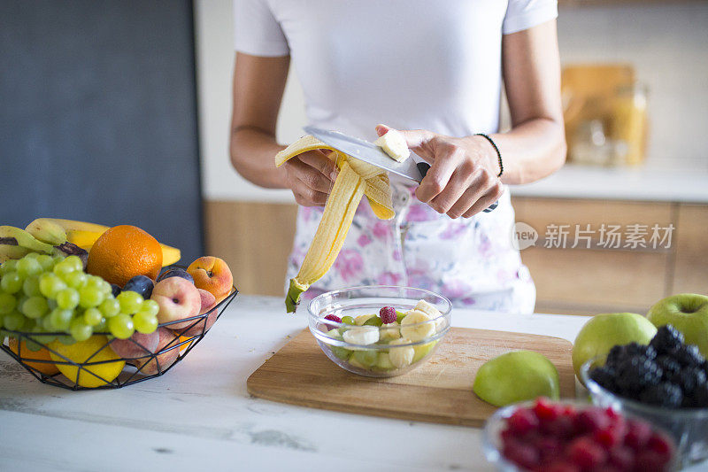 视频博主正在准备水果沙拉