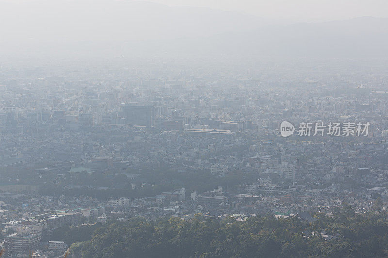 空气污染，雾霾覆盖了日本的京都天际线