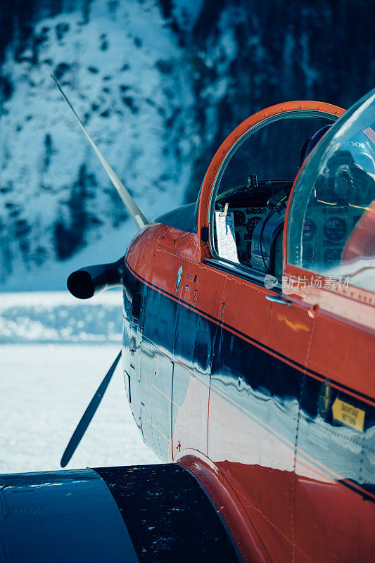 橙色特技飞机在雪地里