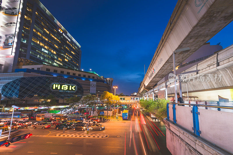 全景城市景观商业区从高空在黄昏(暹罗silom中心曼谷，泰国)