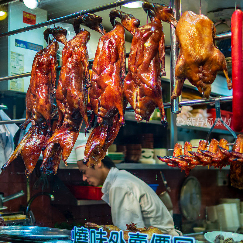 路边摊贩出售烤鸭、猪肉和鸡肉