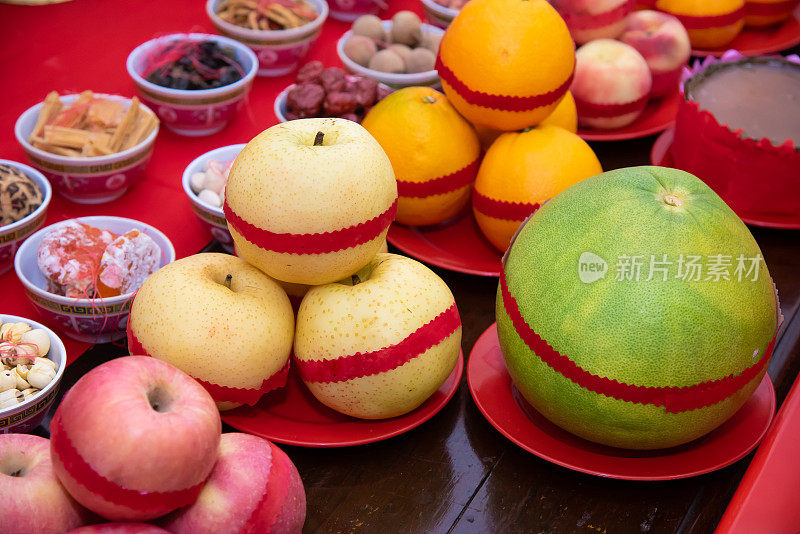 在农历新年初八，各种各样的水果和食物都要供奉给玉皇大帝。