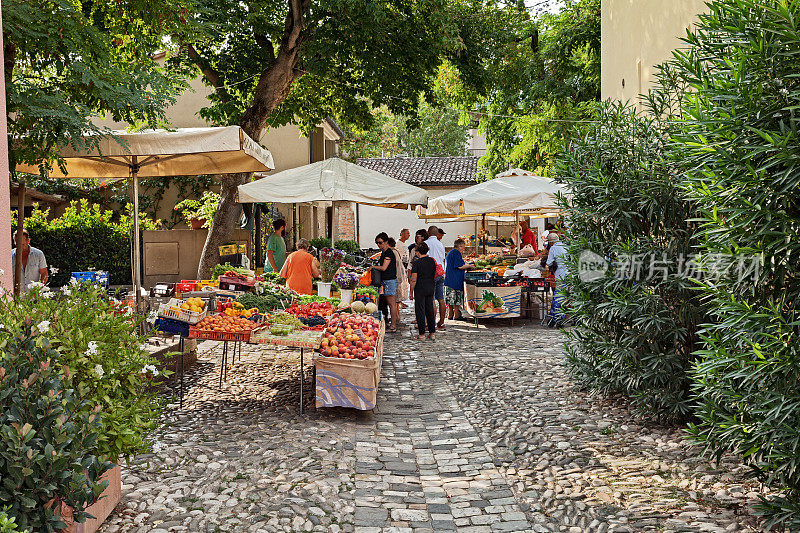 位于亚得里亚海沿岸的古镇上五颜六色的水果和蔬菜农贸市场