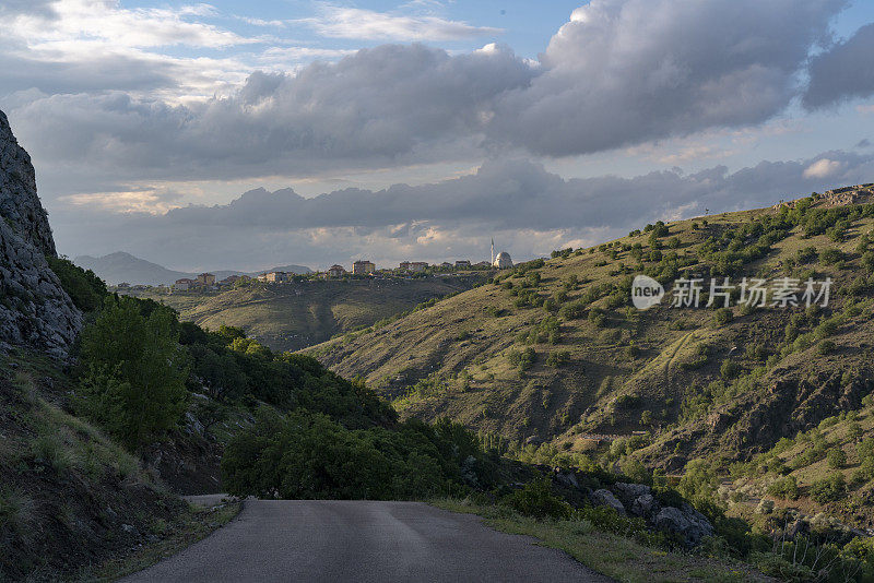 山之间的道路