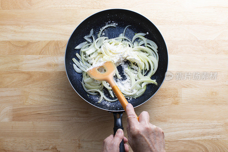 日式炖鸟食谱。洋葱炒匀，加入面粉。