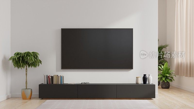 客厅白色墙壁上的智能电视，简约设计。