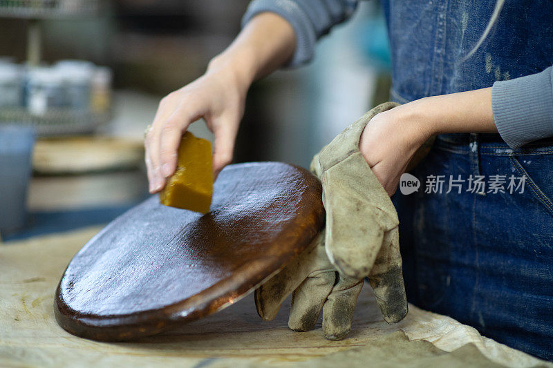 年轻女子在她的陶艺作坊里制作陶瓷，这是一种小型的商业理念