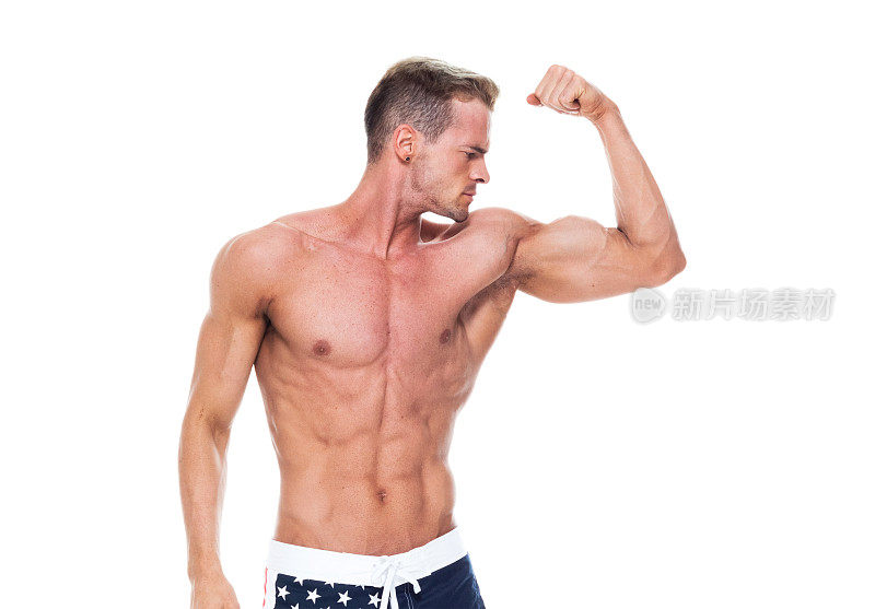 白人男性运动员穿着泳衣站在白色背景前，积极锻炼身体，举着旗子