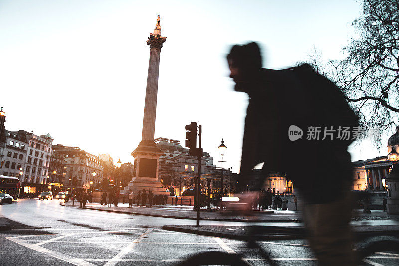 伦敦的交通，特拉法加广场上骑自行车的人