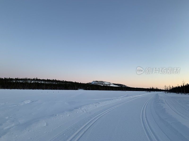 黎明时分，雪地上