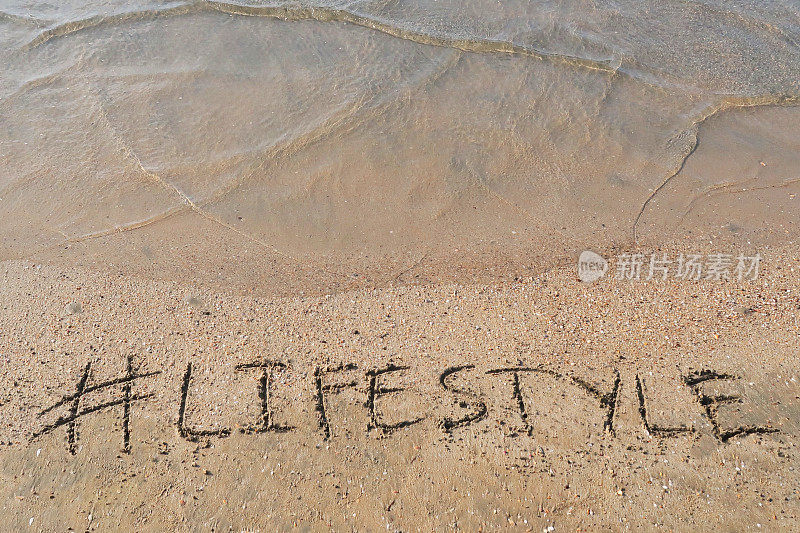 图片的标签标签写在阳光沙滩上的生活方式字写在沙滩上，Palolem海滩，印度果阿，概念社交媒体照片的手写在金色的沙子与现代标签前缀