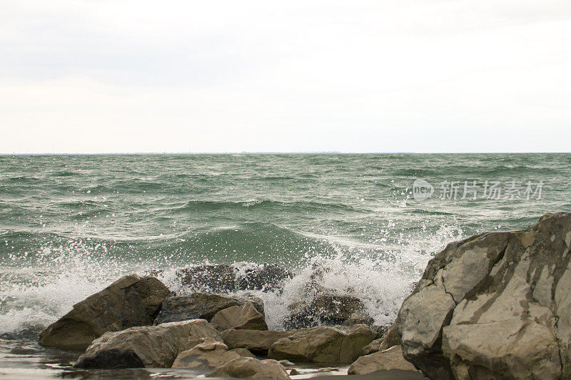 海浪撞击岩石