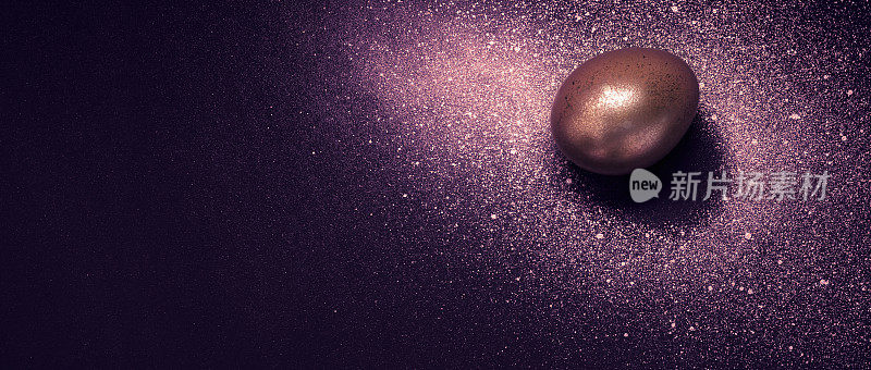 金色的蛋和颜料在紫色的背景上喷银河。抽象的宇宙。复活节快乐横幅
