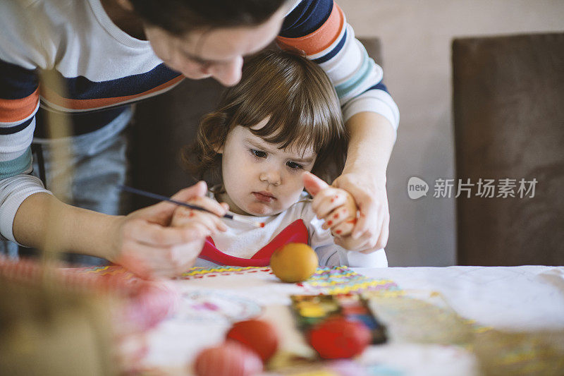 妈妈和女儿在给复活节彩蛋上色