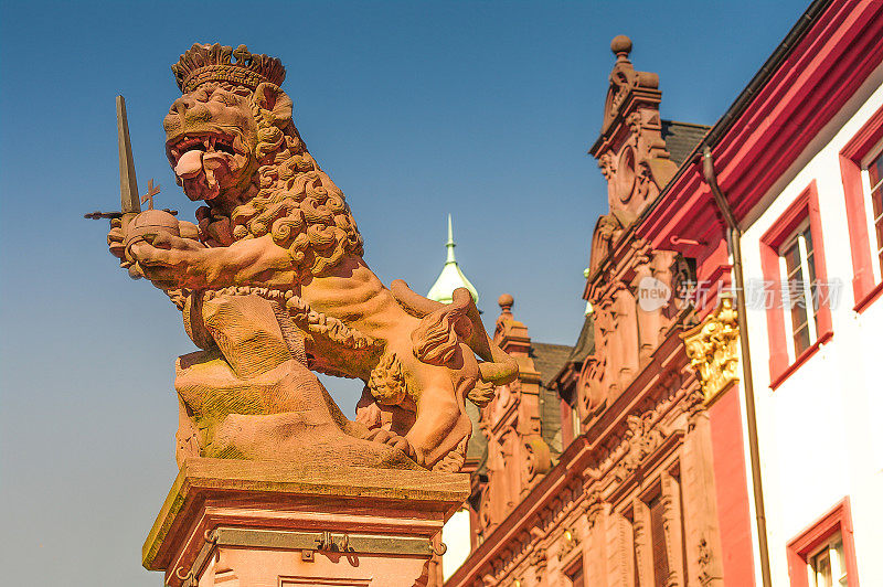 德国海德堡大学广场上的古狮子王雕像