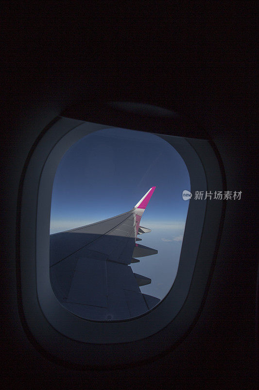 从飞机窗口看飞机机翼