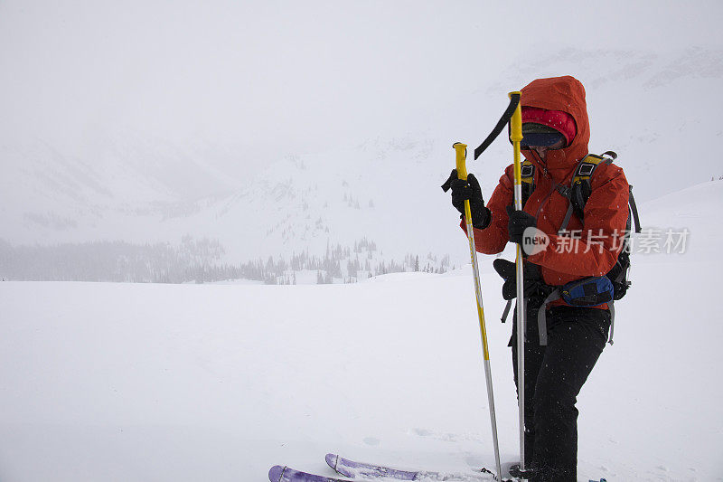 女野外滑雪者准备跨越高山