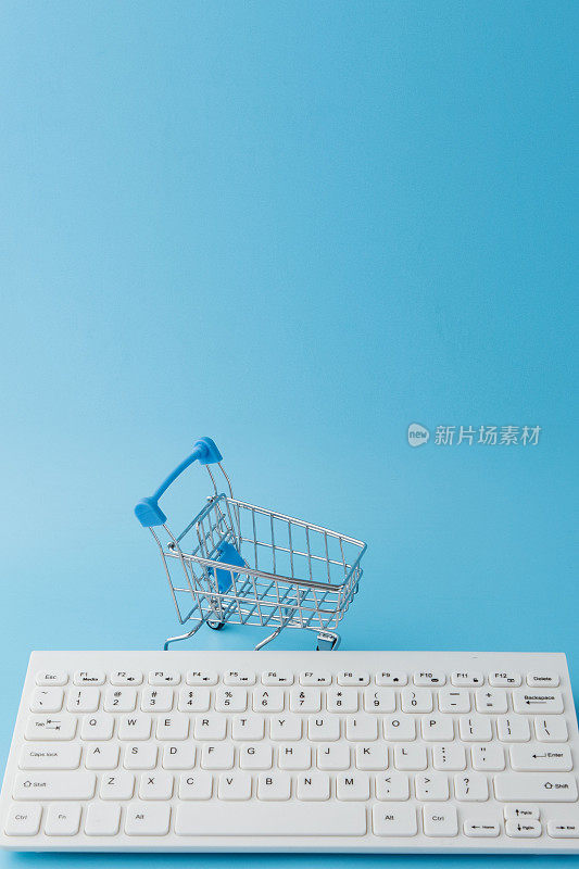 用蓝色背景键盘清空购物车。网上购物，网上购物的概念