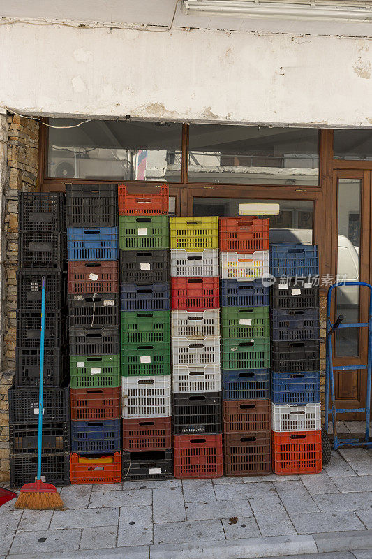 希腊卡瓦拉萨索斯岛帕纳吉亚村的空杂货箱